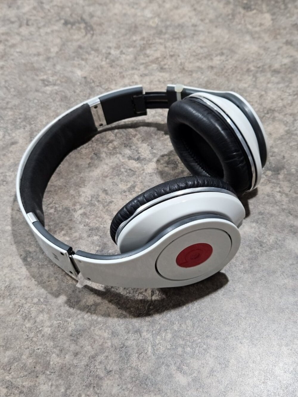 Beats Studio 1st Gen White Red Wired Over-Ear Headphones with Case